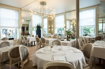 Restaurant ou autre lieu de restauration dans l'établissement Hotel Restaurant Les Capucins
