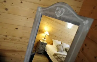 Un ou plusieurs lits dans un hébergement de l'établissement Chambres d'hôtes Couleurs Bois & Spa