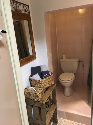 Salle de bains dans l'établissement Le Bratzala