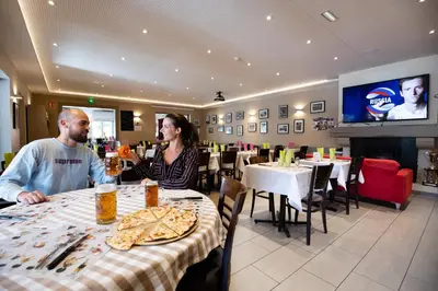 Clients de l'établissement Hotel-Restaurant Espace Squash 3000