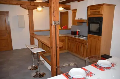 Cuisine ou kitchenette dans l'établissement Le Cerf