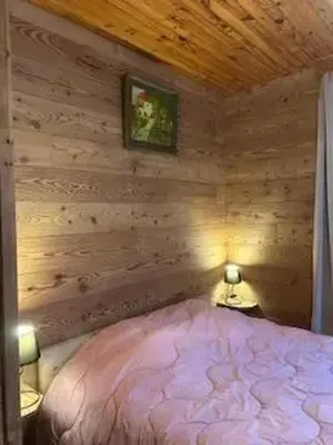 Un ou plusieurs lits dans un hébergement de l'établissement Maison charmante à Girmont-Val-d'Ajol avec vue sur la montagne