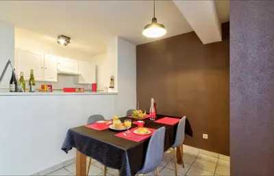 Cuisine ou kitchenette dans l'établissement Le Contemporain