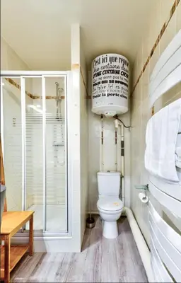 Salle de bains dans l'établissement Le Contemporain