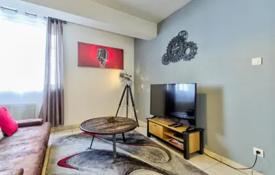 Télévision ou salle de divertissement dans l'établissement Le Contemporain