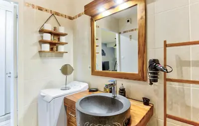 Salle de bains dans l'établissement Le Contemporain