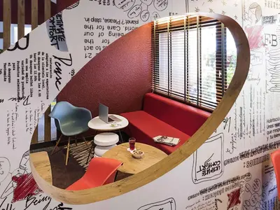 Coin salon dans l'établissement ibis Montbéliard