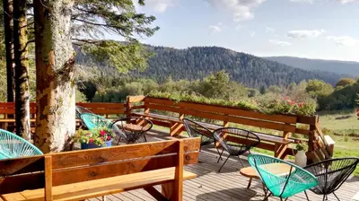Vue générale sur la montagne ou vue sur la montagne depuis l'auberge