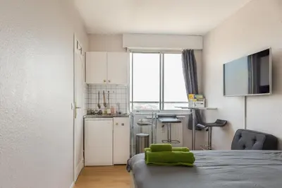 Cuisine ou kitchenette dans l'établissement Travel Homes - Le Wilson, face à la gare