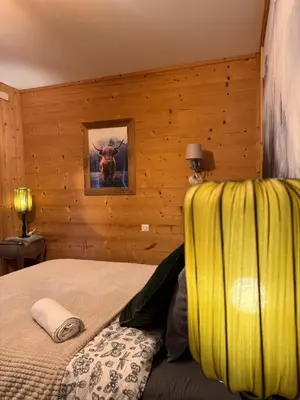Un ou plusieurs lits dans un hébergement de l'établissement Chalet le Bô & Spa