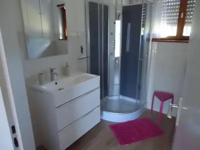 Salle de bains dans l'établissement cottage pleine nature