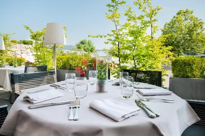 Restaurant ou autre lieu de restauration dans l'établissement Hôtel Barrière Ribeauvillé