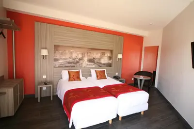 Un ou plusieurs lits dans un hébergement de l'établissement Charme Hôtel, Montbéliard Sud