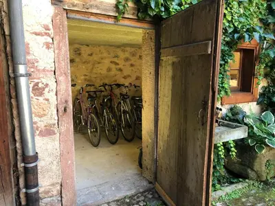 Vélo sur le terrain de l'établissement Les Hortensias ou dans les environs