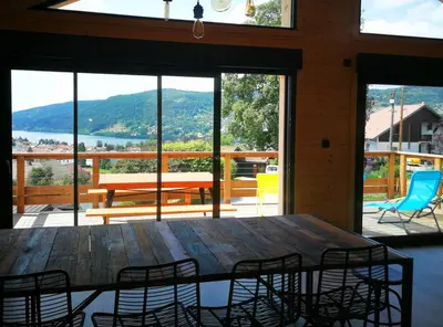 Vue générale sur la montagne ou vue sur la montagne depuis le chalet