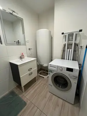 Salle de bains dans l'établissement Le 1 - Très beau T3 Neuf rez-de-chaussée centre ville - stationnement gratuit