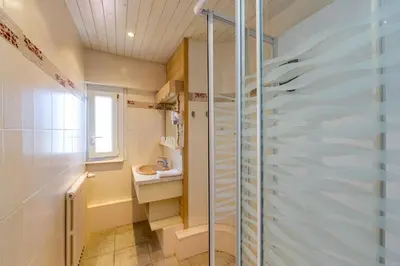 Salle de bains dans l'établissement Hôtel Restaurant l'Aubergade