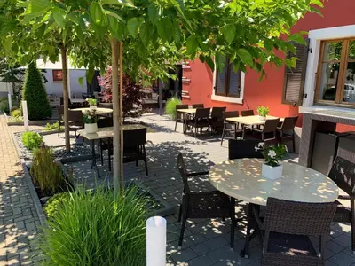 Restaurant ou autre lieu de restauration dans l'établissement Logis Hôtel Restaurant Au Lion Rouge
