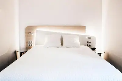 Un ou plusieurs lits dans un hébergement de l'établissement Logis Hôtel Restaurant Au Lion Rouge