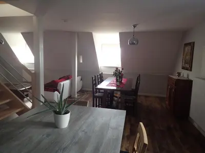 Coin salon dans l'établissement Les Gîtes de la tour, appartement 