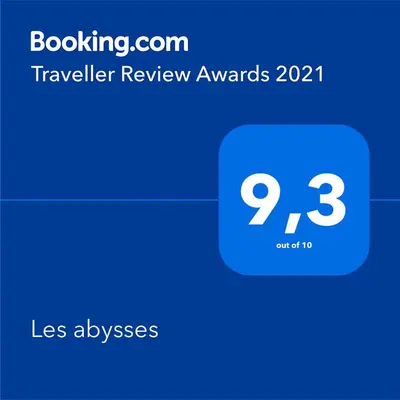 Certificat, récompense, panneau ou autre document affiché dans l'établissement Les abysses