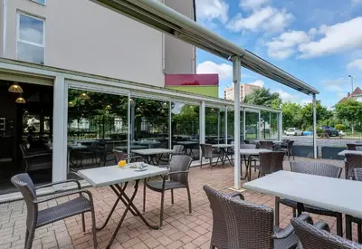 Restaurant ou autre lieu de restauration dans l'établissement B&B HOTEL Montbéliard-Sochaux