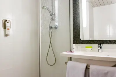 Salle de bains dans l'établissement ibis Mulhouse Ile Napoleon