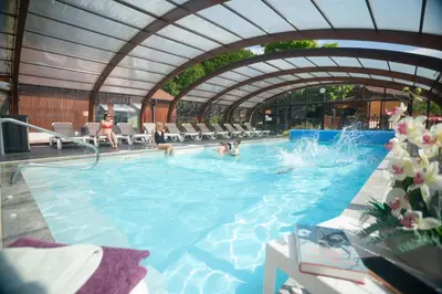 Piscine de l'établissement Chalets de la Wormsa ou située à proximité