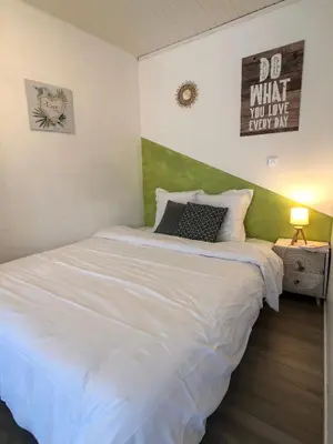 Un ou plusieurs lits dans un hébergement de l'établissement The downtown cosy apartments