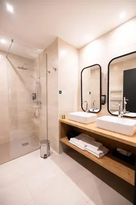 Salle de bains dans l'établissement Logis Hôtel Restaurant & Spa La Rochette