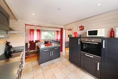 Cuisine ou kitchenette dans l'établissement Chalet en Couleurs