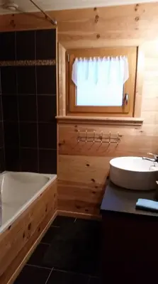 Salle de bains dans l'établissement Chalet des Bruyères