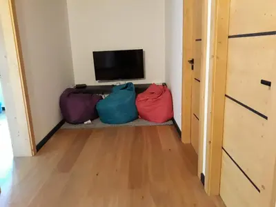 Télévision ou salle de divertissement dans l'établissement La maison des savoyards