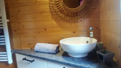 Salle de bains dans l'établissement Chalet Les Lilas