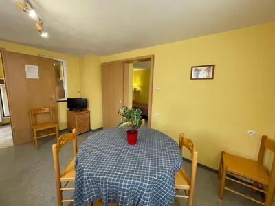 Coin salon dans l'établissement Apartment Résidence jaune et rose-1 by Interhome