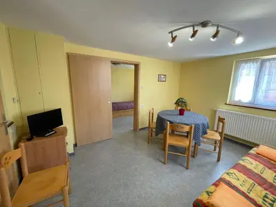 Télévision ou salle de divertissement dans l'établissement Apartment Résidence jaune et rose-1 by Interhome