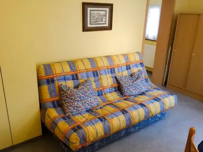 Coin salon dans l'établissement Apartment Résidence jaune et rose-2 by Interhome