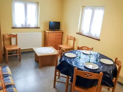 Télévision ou salle de divertissement dans l'établissement Apartment Résidence jaune et rose-2 by Interhome