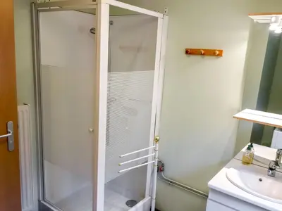 Salle de bains dans l'établissement Apartment Résidence jaune et rose-2 by Interhome