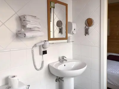 Salle de bains dans l'établissement logis hôtel restaurant Le rendez-vous des Copains