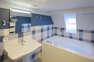 Salle de bains dans l'établissement Logis Hôtel-Restaurant du Mouton