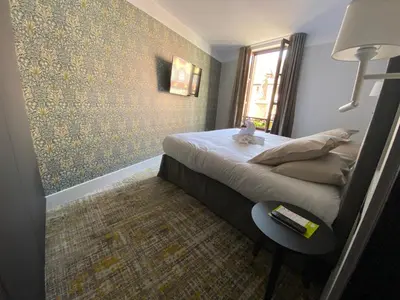 Un ou plusieurs lits dans un hébergement de l'établissement Logis Hôtel-Restaurant du Mouton