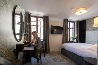 Un ou plusieurs lits dans un hébergement de l'établissement Logis Hôtel-Restaurant du Mouton