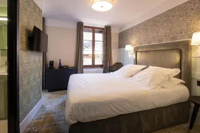 Un ou plusieurs lits dans un hébergement de l'établissement Logis Hôtel-Restaurant du Mouton