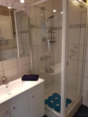 Salle de bains dans l'établissement Le Bellevue
