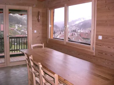 Vue générale sur la montagne ou vue sur la montagne depuis le chalet