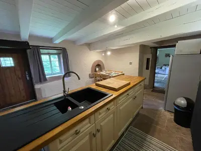 Cuisine ou kitchenette dans l'établissement La Hutte
