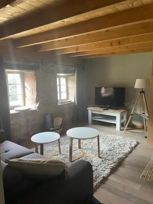 Télévision ou salle de divertissement dans l'établissement La Hutte