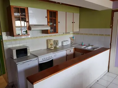 Cuisine ou kitchenette dans l'établissement La Maison Jaune