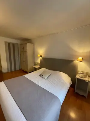 Un ou plusieurs lits dans un hébergement de l'établissement The Originals Boutique, Hôtel de la Balance, Montbéliard